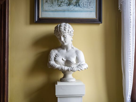 Büste der Klytia mit dem Blätterkranz im Gelben Saal