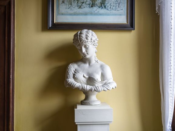 Büste der Klytia mit dem Blätterkranz im Gelben Saal