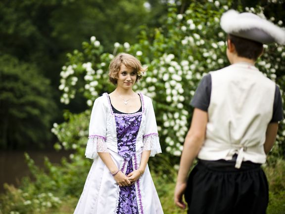 Two young people with historic costumes in the Park on the Ilm