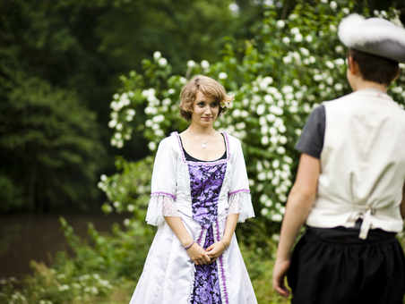 Zwei Jugendliche mit historischen Kostümen im Park an der Ilm.