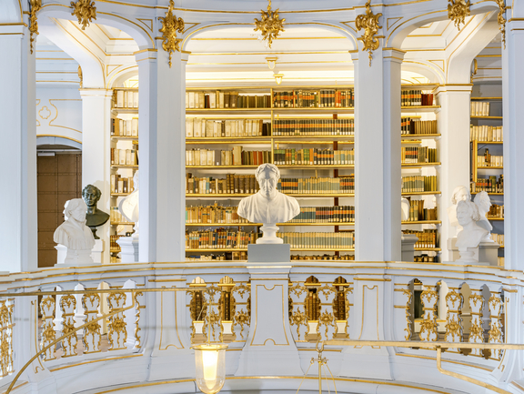 Bustes dans la première galerie de la salle rococo