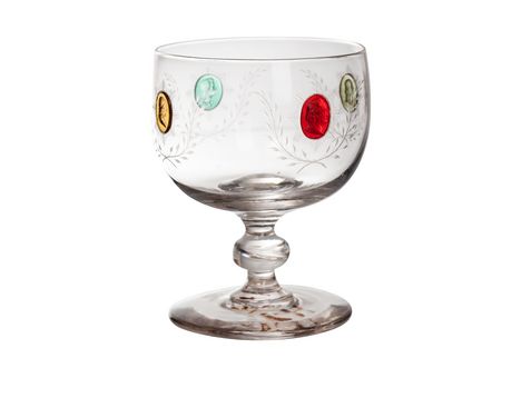 Pokal aus Glas, der mit vier aufgestempelten Porträts verziert ist.