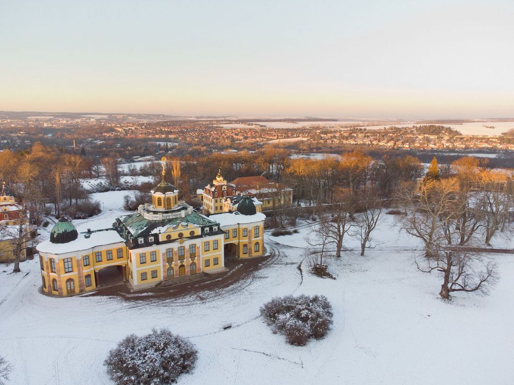 Winterliche Schneelandschaft mit dem Schloss Belvedere im Vordergrund