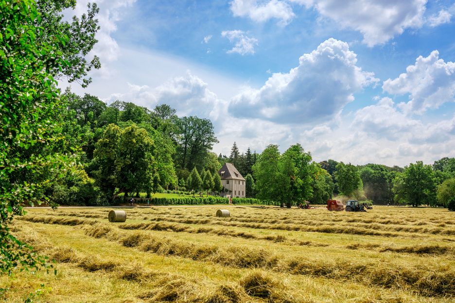 Vor Goethes Gartenhaus wird Heu gepresst.