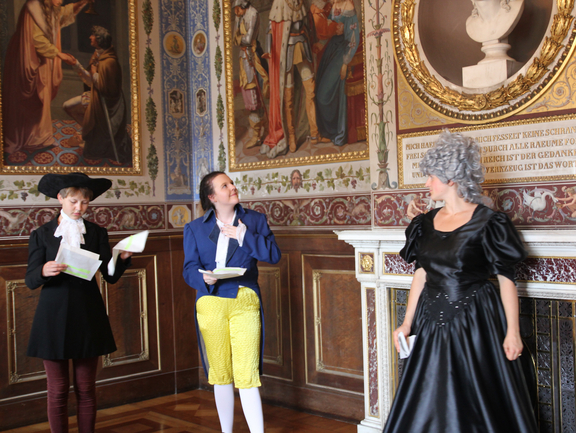 Studium Generale - Abschlusspräsentation mit historischen Kostümen im Schloss