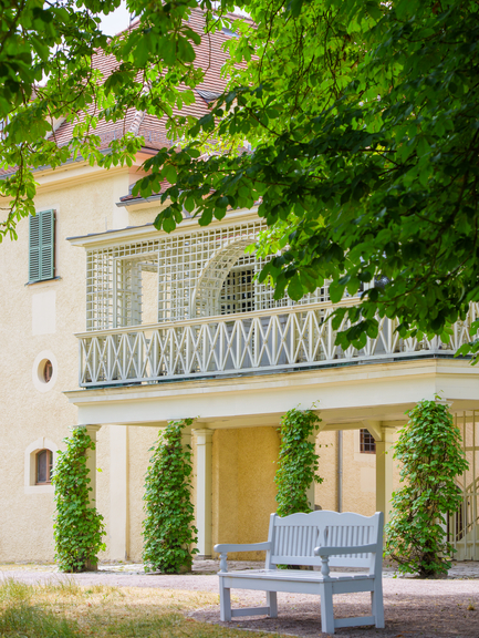 Vor dem Altan auf der Rückseite Schloss Tiefurts lädt eine Bank zur Rast ein.