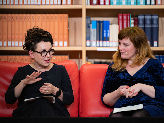 Olga Tokarczuk und Lisa Palmes im Bücherkubus der Herzogin Anna Amalia Bibliothek, 01.11.2022