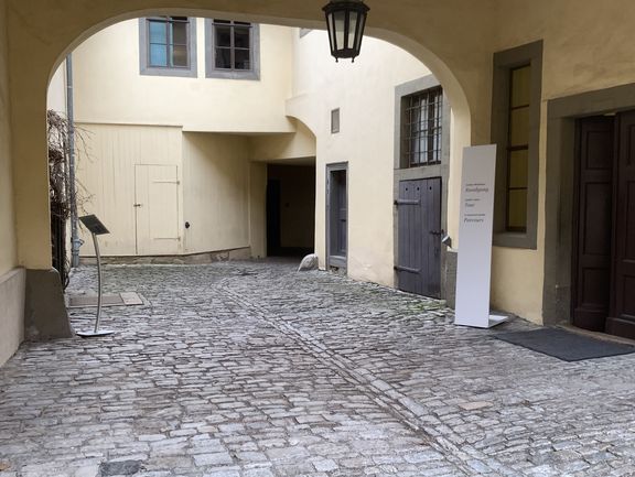 Planungsaufgabe im Innenhof: Denkmalgerechte Pflasterung und Barrierefreiheit 