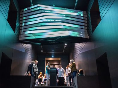 Besuchergruppe an der interaktiven Faust-Suchmaschine