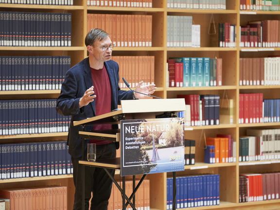 Jan Röhnert im Bücherkubus der Herzogin Anna Amalia Bibliothek, 08.07.2021