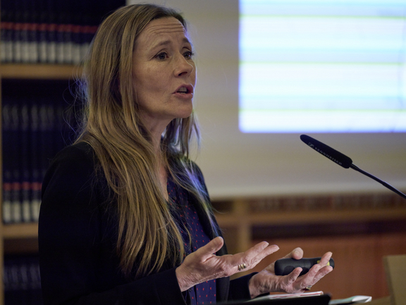 Andreas Wulf im Bücherkubus der Herzogin Anna Amalia Bibliothek, 17.11.2022
