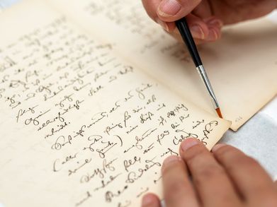 Restauration de manuscrits aux archives Goethe et Schiller