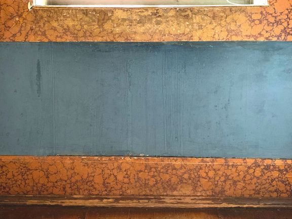 Büstenzimmer: Feuchteschäden unter den Fenstern durch Kondensatbildung