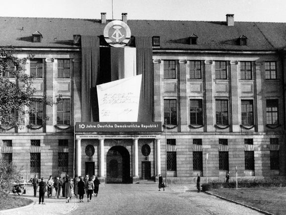 Schlossportal am Südflügel mit Beflaggung und Spruchband am 10. Jahrestag der Deutschen Demokratischen Republik im Jahr 1959 Fotograf unbekannt 10-117-161  Klassik Stiftung Weimar, Fotothek Nach der Monarchie S. 156