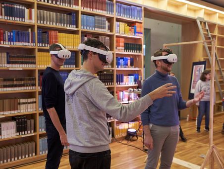 Augmented Reality, Lange Nacht der Wissenschaften 2024 Drei Personen haben eine Augmented Reality Brille im Studienzentrum auf.