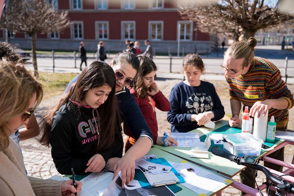 Kinder am Mitmachstand