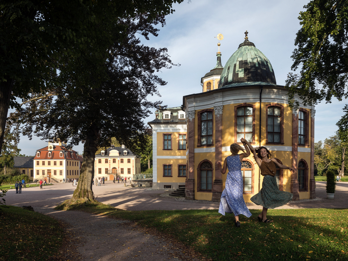Zwei tanzende Mädchen im Freien vor dem Schloss Belvedere