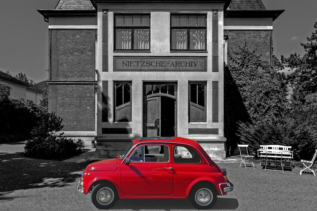 Rotes Auto steht im Vordergrund des Nietzsche-Archivs