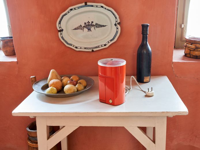 Roter Wasserkocher in historischer Küche