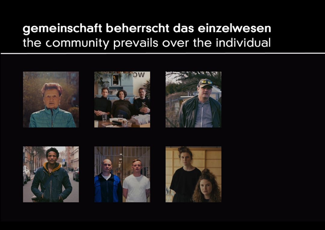 Standbild aus dem Interviewfilm "Wir werden Weltbürger" im Bauhaus Museum. Fotos von Menschen und der Schriftzug "Gemeinschaft beherrscht das Einzelwesen".