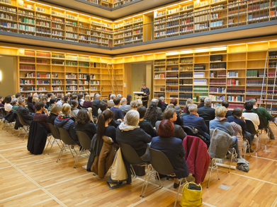 Zuhörer eines Vortrags im Bücherkubus