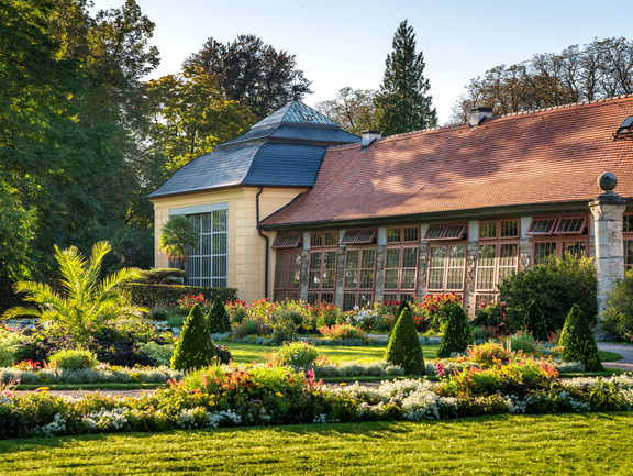 Bunte Blumenbeete vor der historischen Orangerie