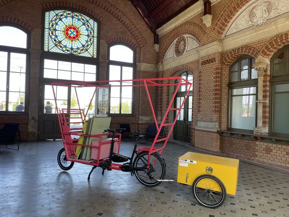 Das Wohnlabor unterwegs parkt in der Bahnhofshalle von Apolda