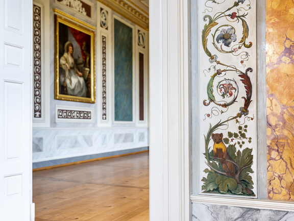 Blick vom Gelben Saal mit Arabeskenbändern in den Blauen Saal