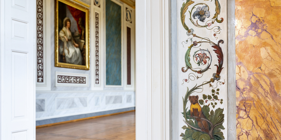 Gelber Saal mit Arabeskenbändern