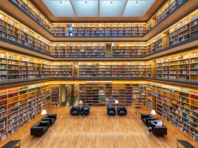 Blick in den Bücherkubus des Studienzentrums