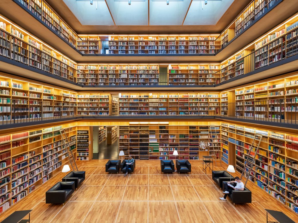 Blick in den Bücherkubus des Studienzentrums