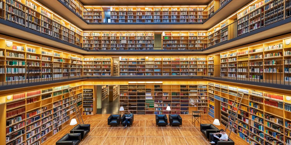 Blick in den Bücherkubus des Studienzentrums