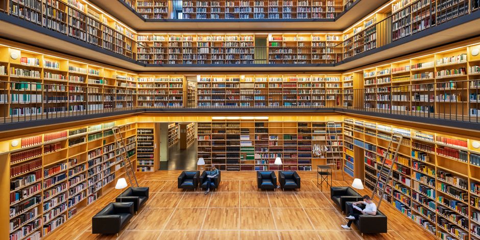 Blick in den Bücherkubus des Studienzentrums