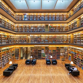 Blick in den Bücherkubus des Studienzentrums