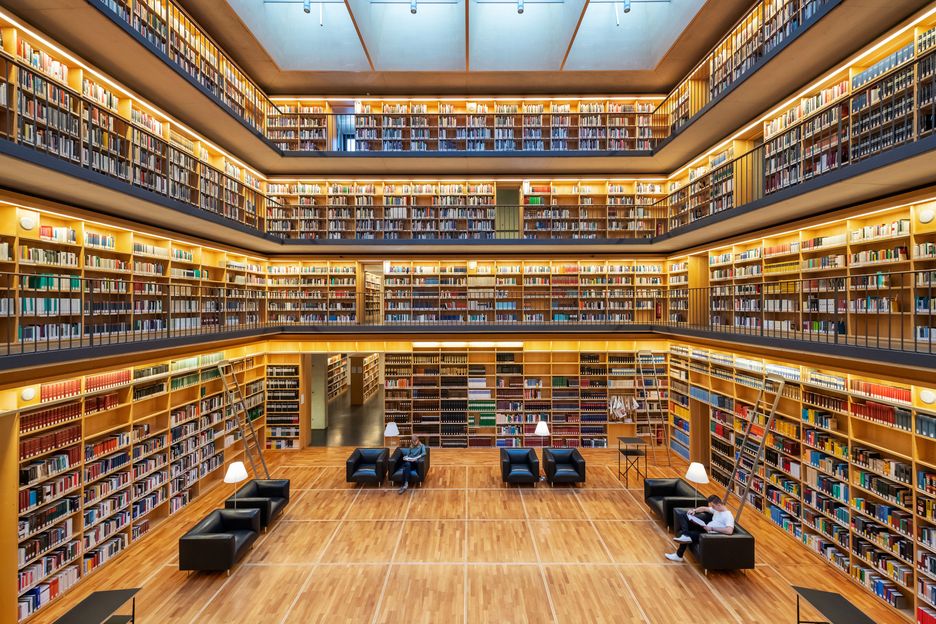 Blick in den Bücherkubus des Studienzentrums