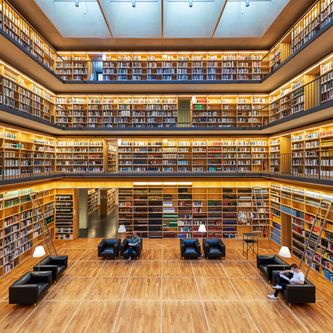 Blick in den Bücherkubus des Studienzentrums