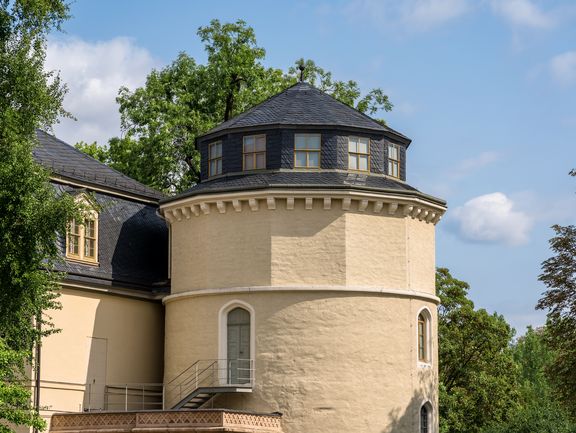 Der Bücherturm des Historischen Gebäudes der Herzogin Anna Amalia Bibliothek von außen