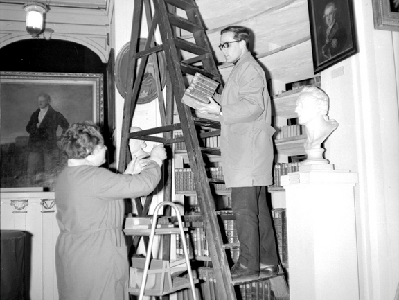 Foto vom Beginn der Altbestände-Katalogisierung in der Zentralbibliothek 1. Magazin (Ausheben u. Einstellen der Bücher), 1969