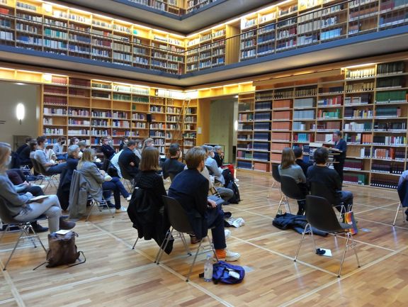 Abendvortrag von Eva Geulen mit Publikum im Bücherkubus des Studienzentrums der Herzogin Anna Amalia Bibliothek