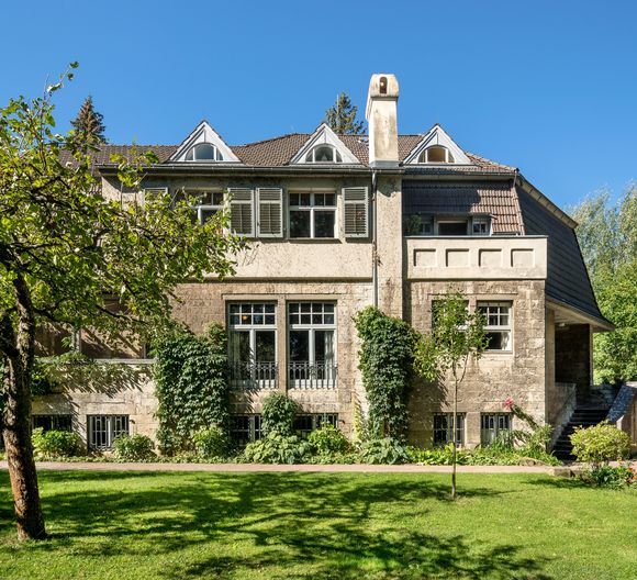 Blick vom Garten auf die Ostfassade des Haus Hohe Pappeln