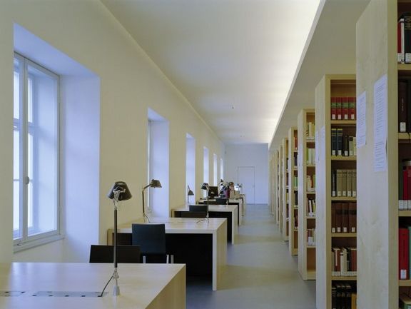 Arbeitsplätze in den Lesebereichen im Studienzentrum