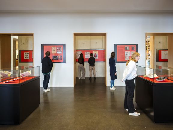 Besucher betrachten Ausstellungstafeln mit Faust-Zeichnungen im hellen Raum des Studienzentrums.