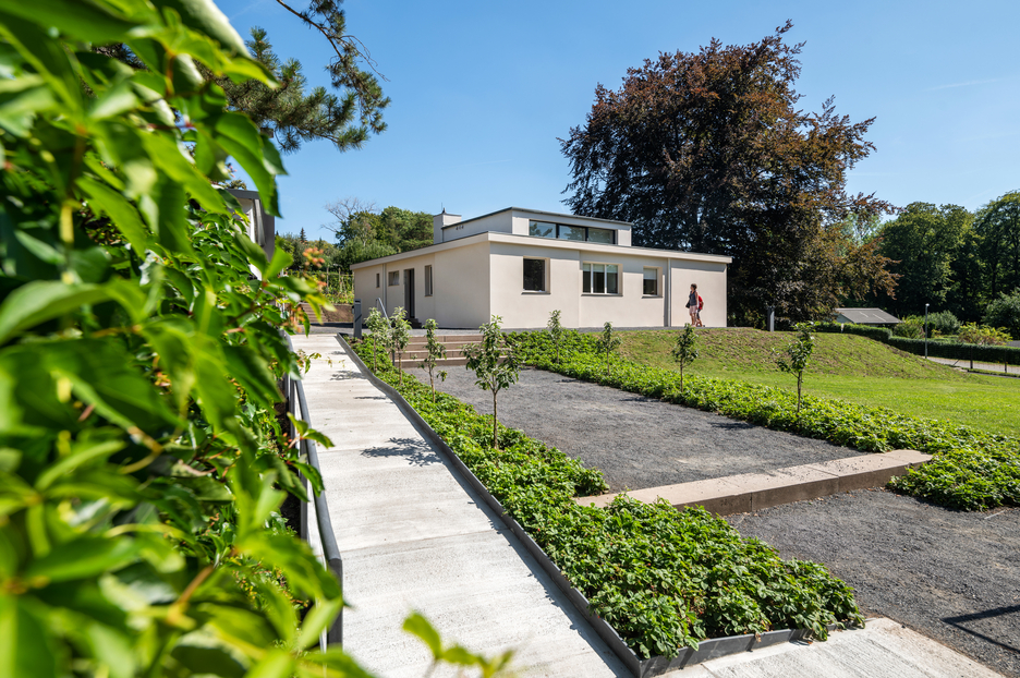 The painter and youngest Bauhaus master Georg Muche designed the plans, and Walter Gropius’s architectural office oversaw the construction.