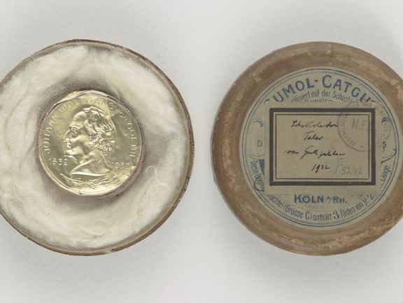 Schokoladentaler zum 100. Todestag Goethes aus dem Jahre 1932. In die Stanniolfolie ist das Seitenporträt Goethes geprgt.