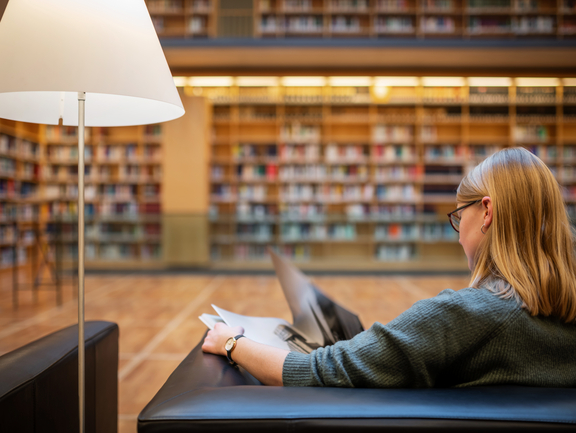 Espace de lecture dans le cube de livres du centre d'études