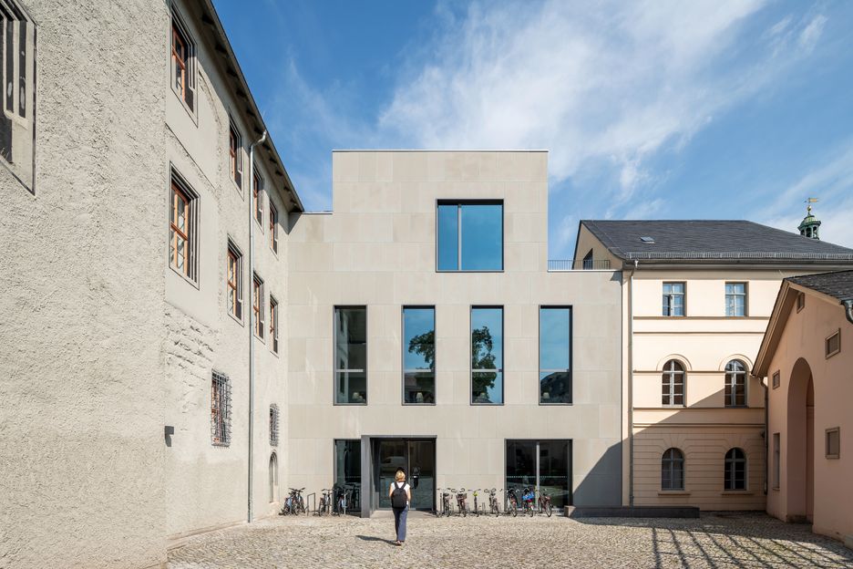 Herzogin Anna Amalia Bibliothek Blick auf den Eingang des Studienzentrums mit Fahrrädern und Besucherin