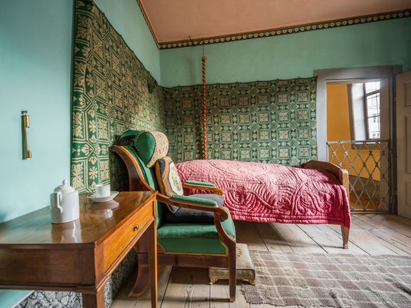 Schlafzimmer mit Bett in Goethes Wohnhaus