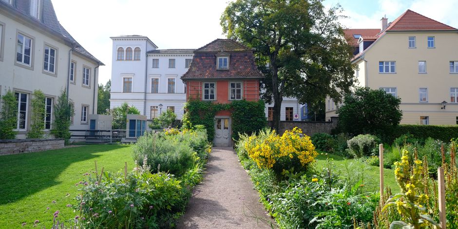 Der östliche Gartenbereich (geplant: Küchengarten) mit dem Steinpavillon (geplant: Vermittlungsfläche Mineralogie) 