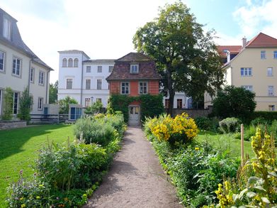 Der östliche Gartenbereich (geplant: Küchengarten) mit dem Steinpavillon (geplant: Vermittlungsfläche Mineralogie) 