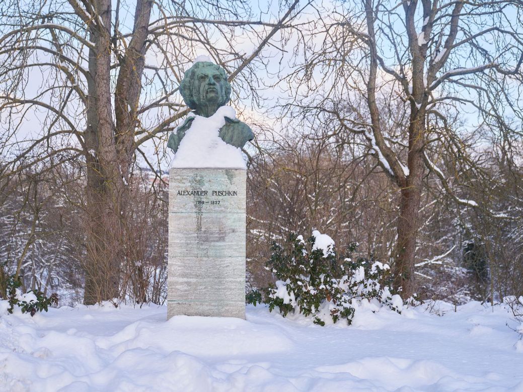 Große, mit Schnee bedeckte Büste von Alexander Puschkin im verschneiten Park an der Ilm